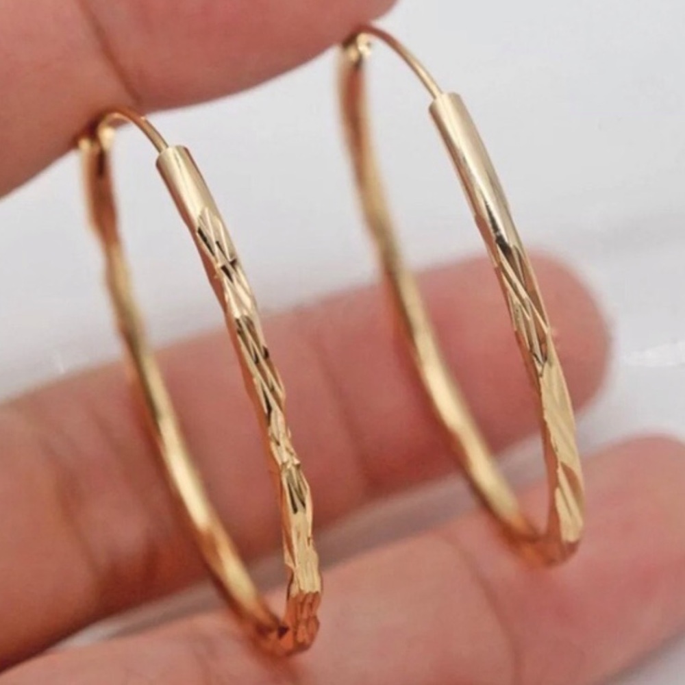 ***New 18K Gold Hoop Earrings